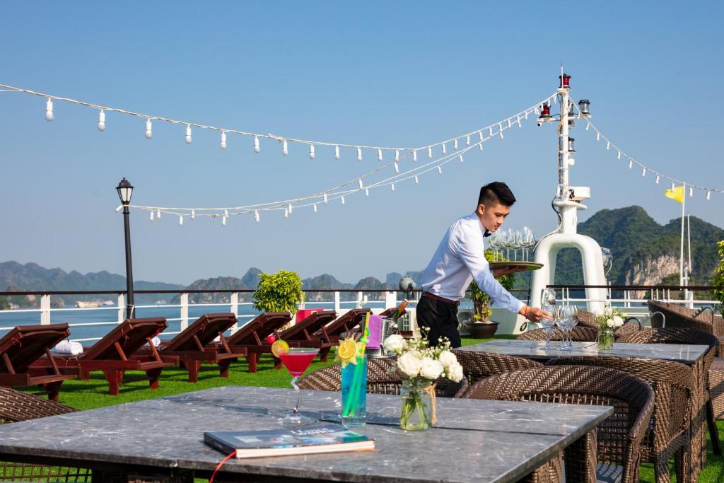 Du Thuyền Mon Cheri Lan Ha Bay 2 Ngày 1 Đêm