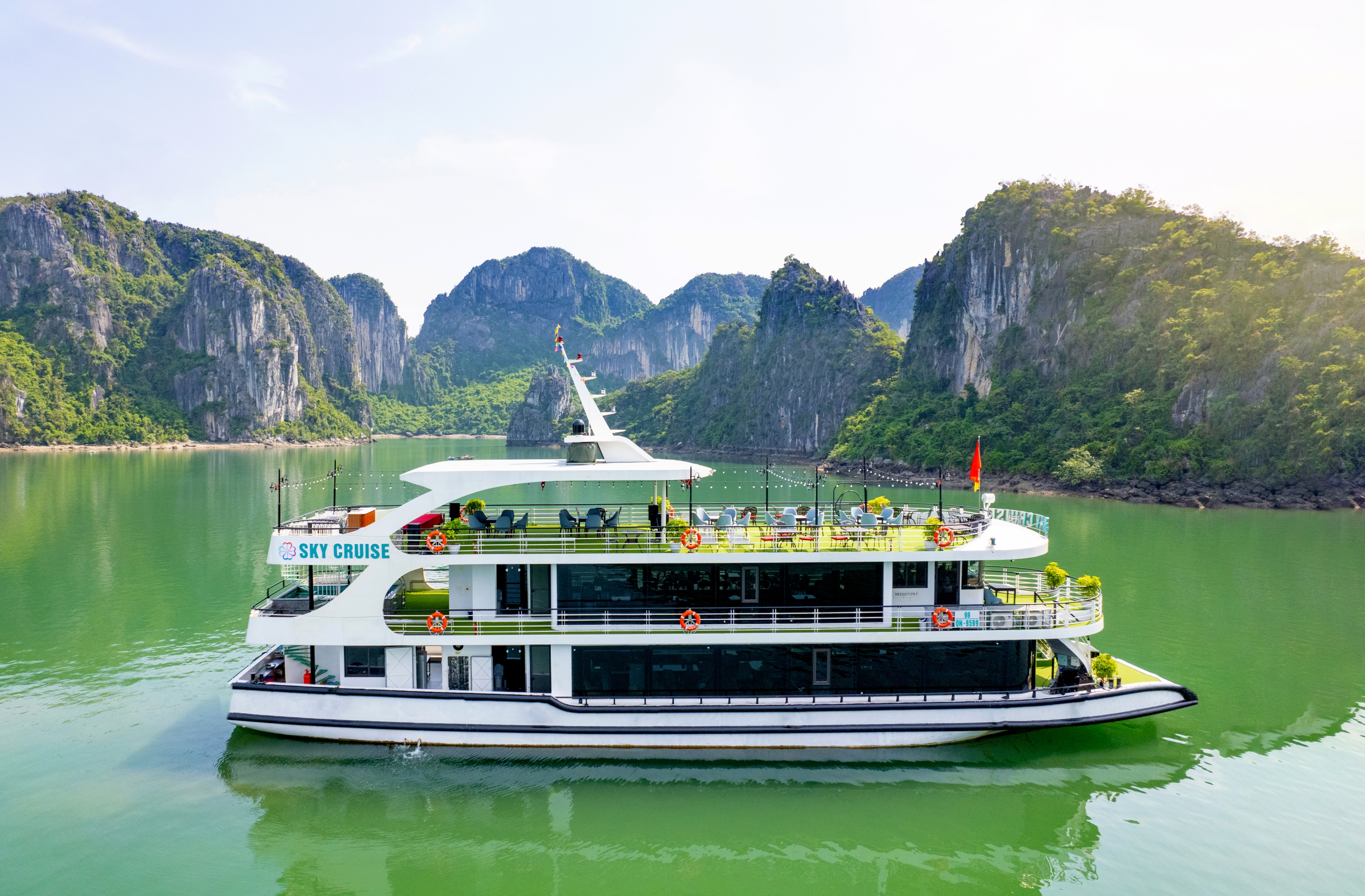 Tour Du Thuyền Sky Cruise Hạ Long 5 Sao 1 Ngày